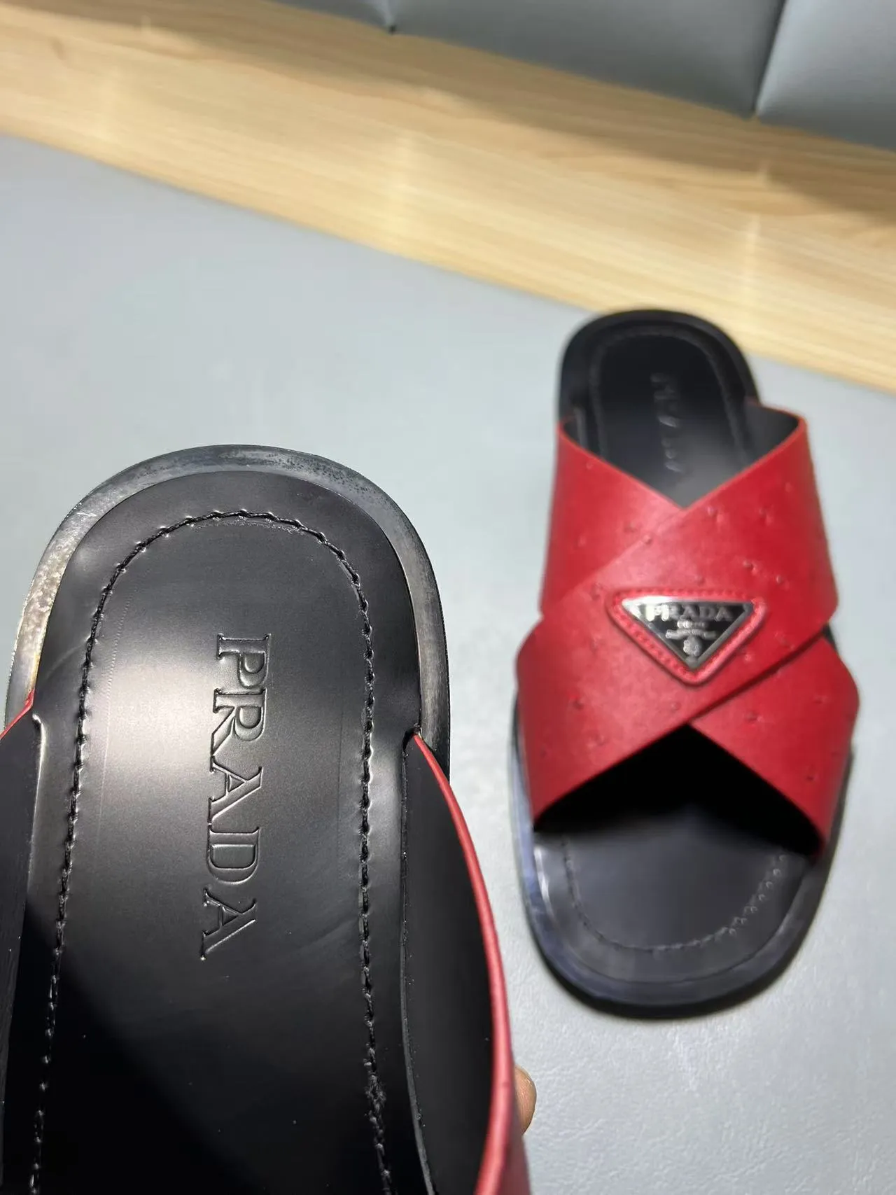 340💰PRADA Prada’s latest slippers are synchronized with the official website. This slipper is made of the brand’s unique and iconic Saffiano leather. The brand logo jumps out from the double straps, and the brand style is clearly visible. Cowhide gives men elegant charm and functional design, making it an ideal choice for vacation and leisure. Size:38-45